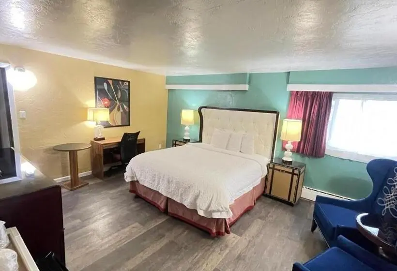 اتاق خانوادگی با چشم‌انداز کوه, American Inn