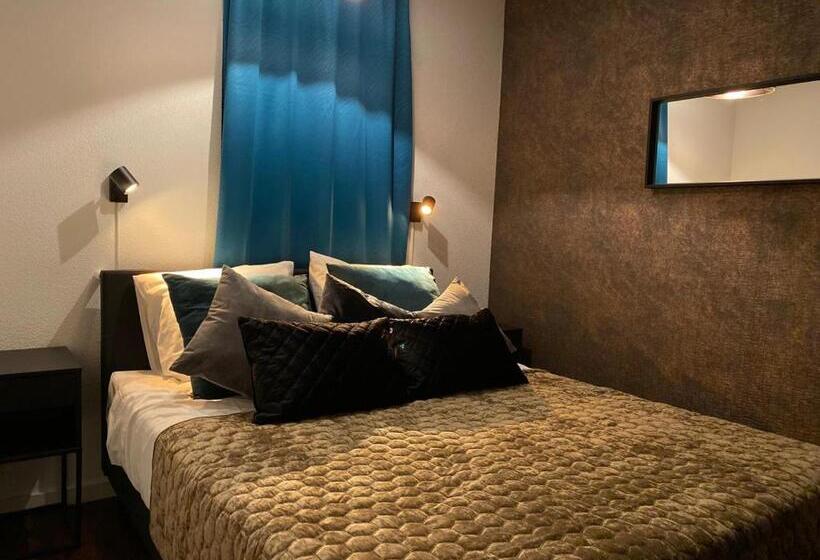 اتاق لوکس با تخت بزرگ, B&b By The C