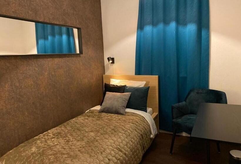 Quarto Deluxe Individual, B&b By The C