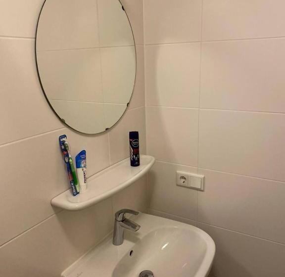 اتاق لوکس یک تخته, B&b By The C