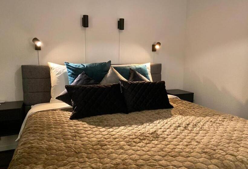 اتاق لوکس با تخت بزرگ, B&b By The C