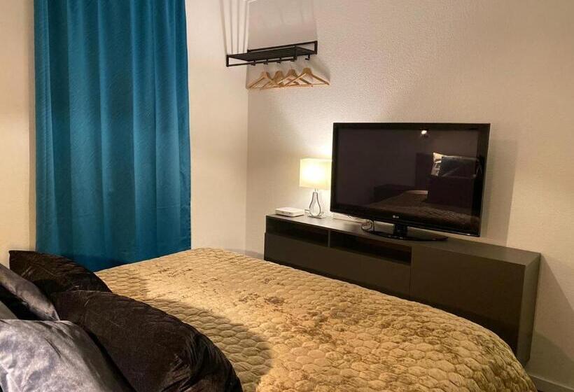 اتاق لوکس با تخت بزرگ, B&b By The C