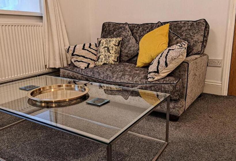 标准间, The Old Vicarage