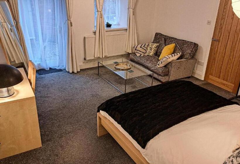 标准间, The Old Vicarage