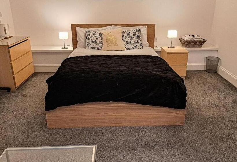 标准间, The Old Vicarage