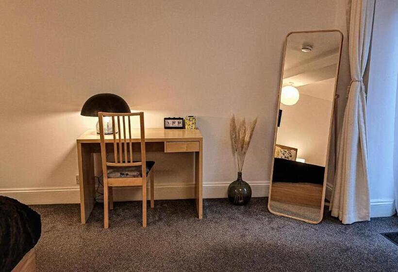 标准间, The Old Vicarage