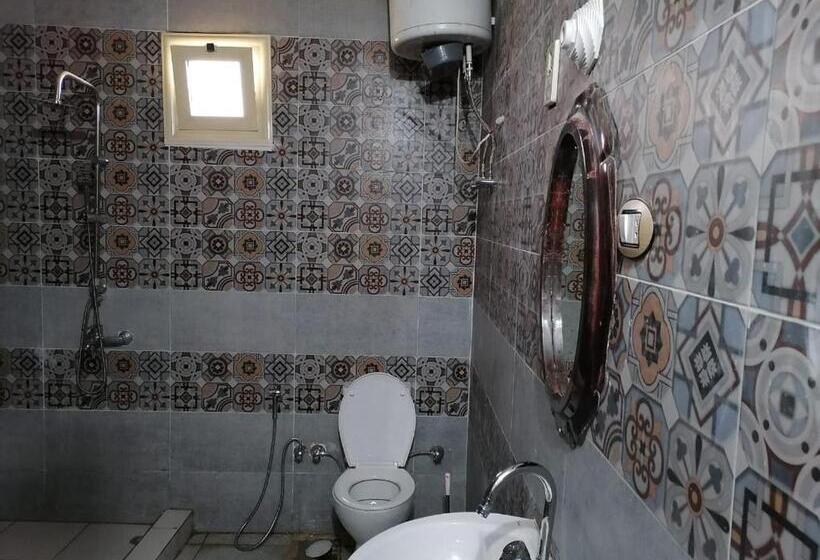 استودیوی استاندارد, Winji Guest House