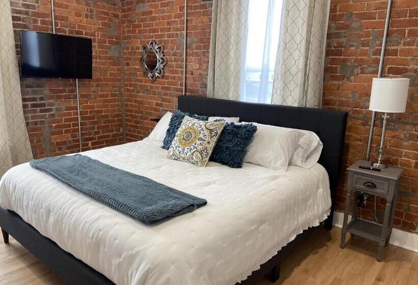 Люкс Deluxe Кровать Кинг, Brickhouse Loft   A Boutique