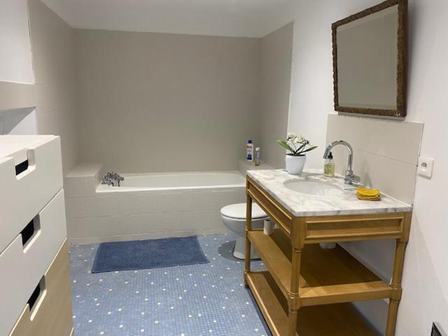 غرفة قياسية مطلّة علي حمام السباحة, Les Terrisses   Chambres D Hôtes Avec Piscine