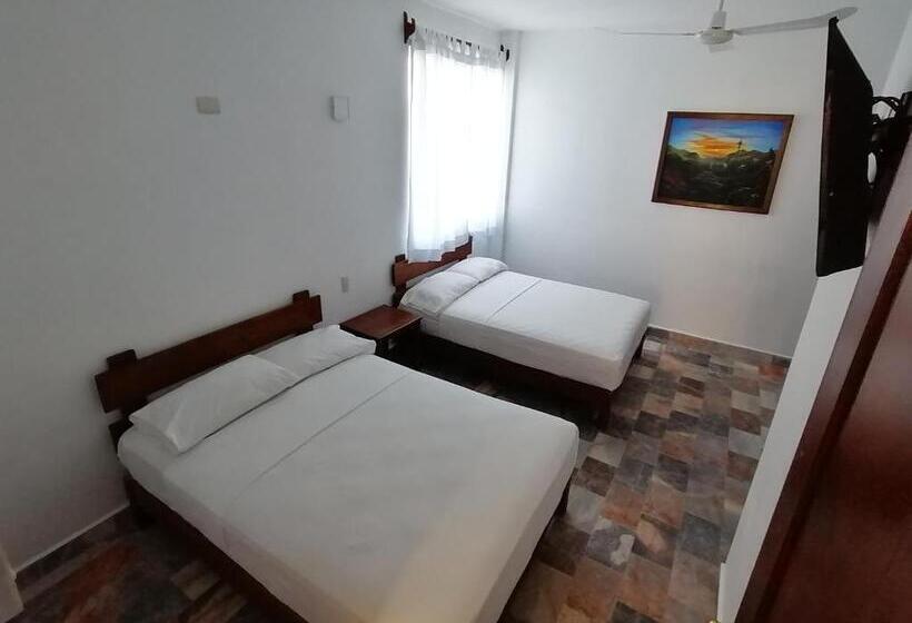 חדר סטנדרט לארבעה, Don Luis Hostal   Sucursal Hidalgo   Tecolutla