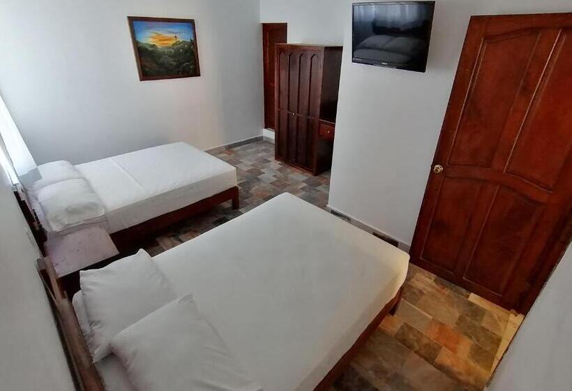 חדר סטנדרט לארבעה, Don Luis Hostal   Sucursal Hidalgo   Tecolutla