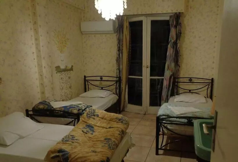 Standard Kolmen Hengen Huone, Athens House