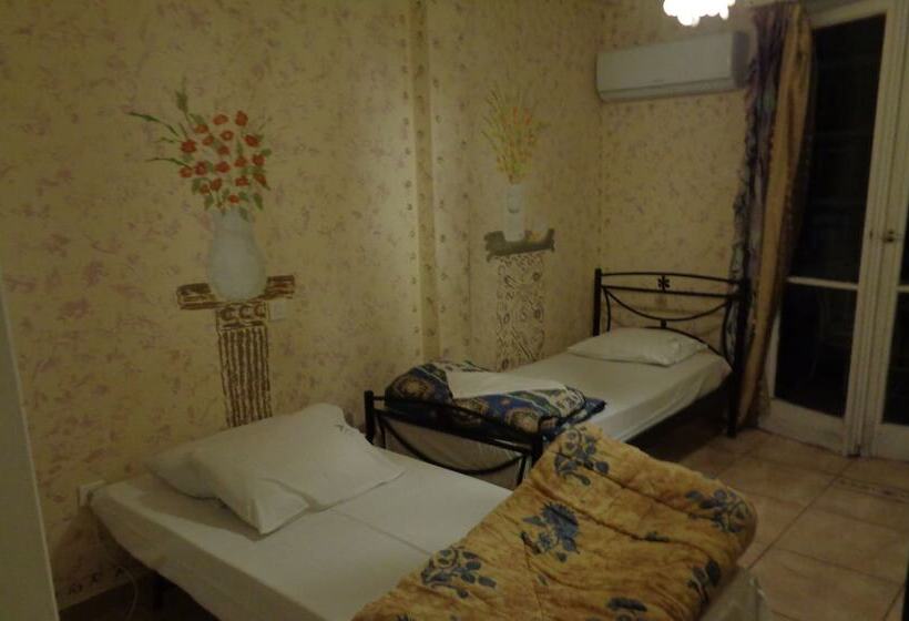 Cama em Quarto Compartilhado, Athens House