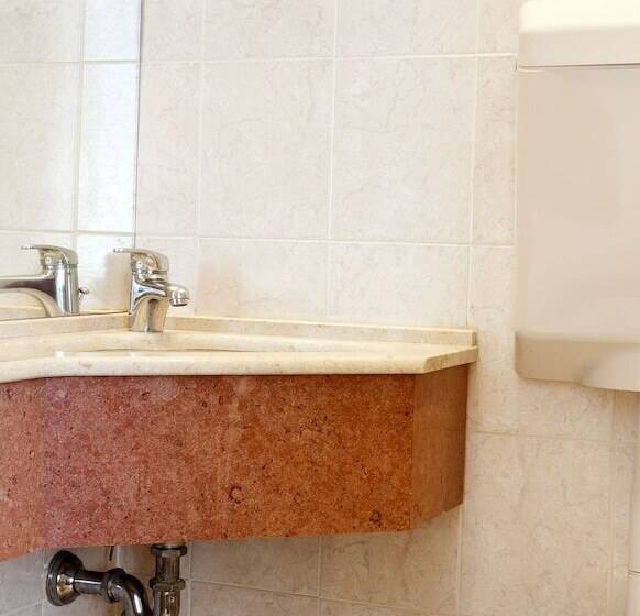 اتاق استاندارد یک نفره, Daniela