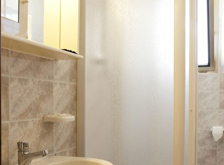 اتاق استاندارد یک نفره, Daniela