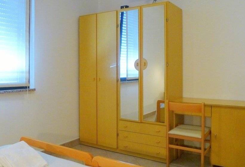 اتاق استاندارد یک نفره, Daniela