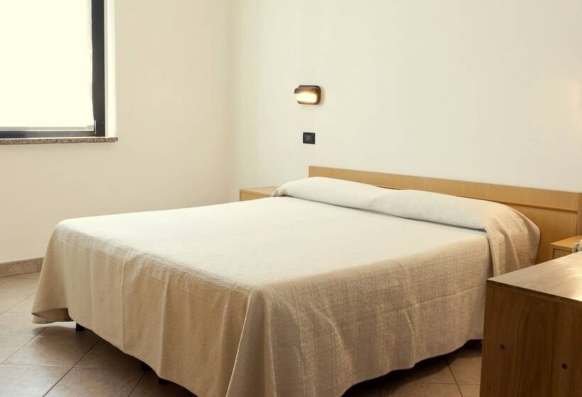 اتاق استاندارد, Daniela