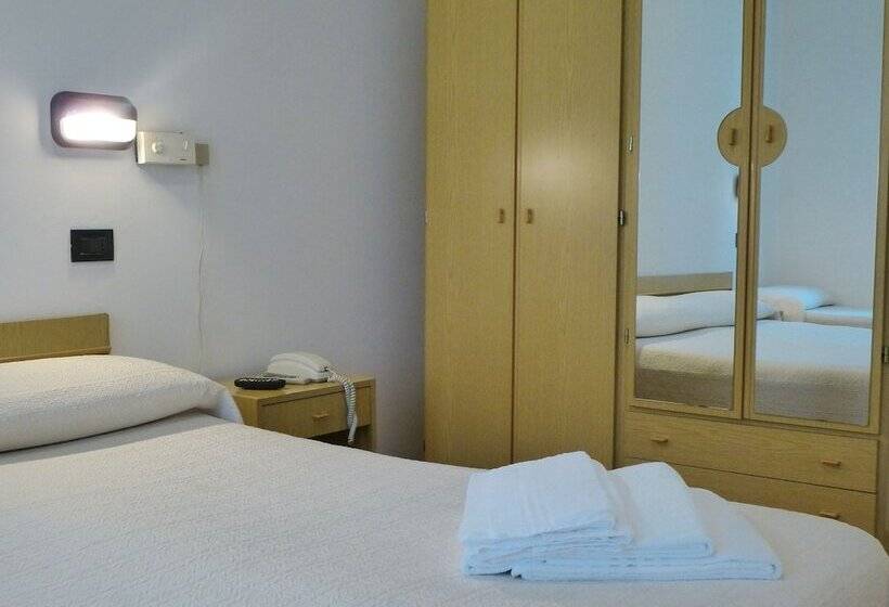 اتاق استاندارد سه نفره, Daniela