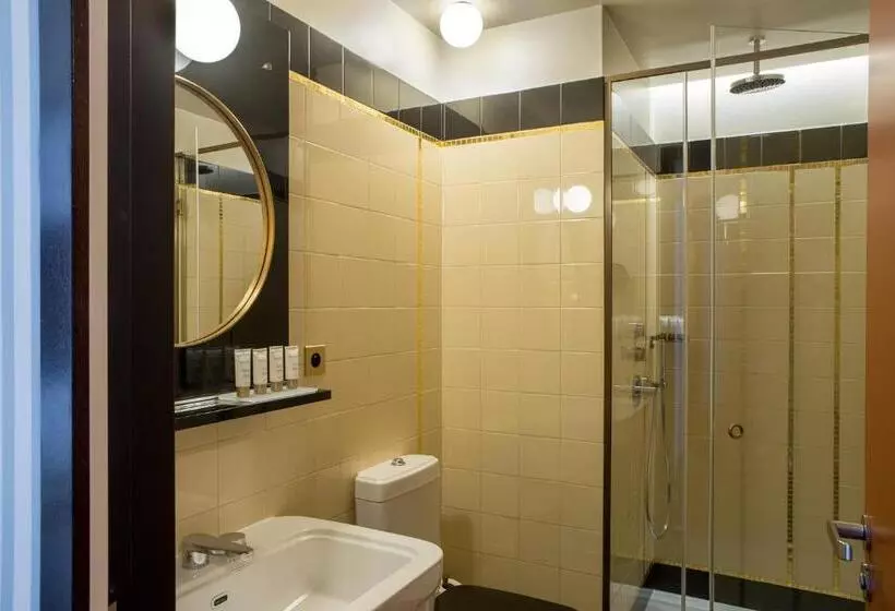 آپارتمان یک خوابه با دری مشترک که هال را جدا می کند., Hôtel Du Rond Point Des Champs élysées   Esprit De France