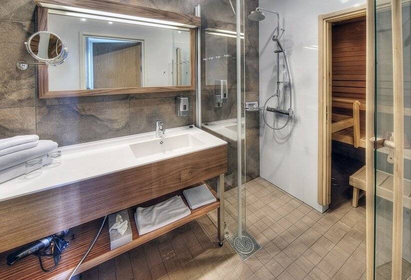 جناح جونيور, Levi Panorama