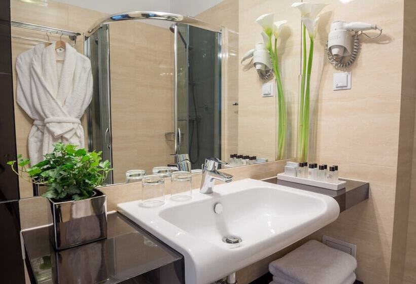 标准单人间, Queen Boutique