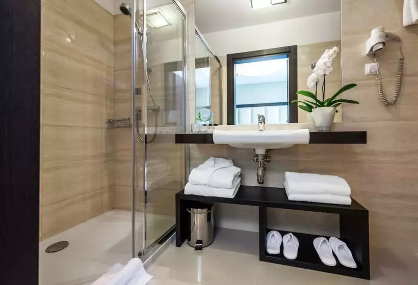 اتاق استاندارد سه نفره, Queen Boutique