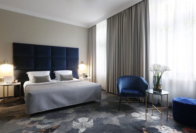 标准三人间, Queen Boutique