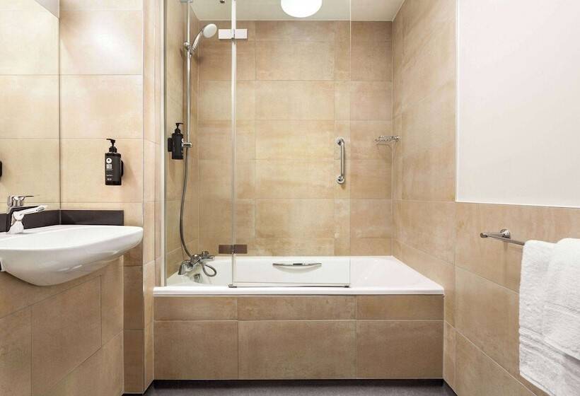 Семейный Номер, Super 8 By Wyndham Chester East