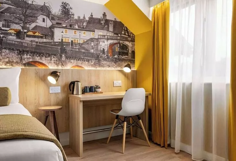 Perhehuone, Super 8 By Wyndham Chester East