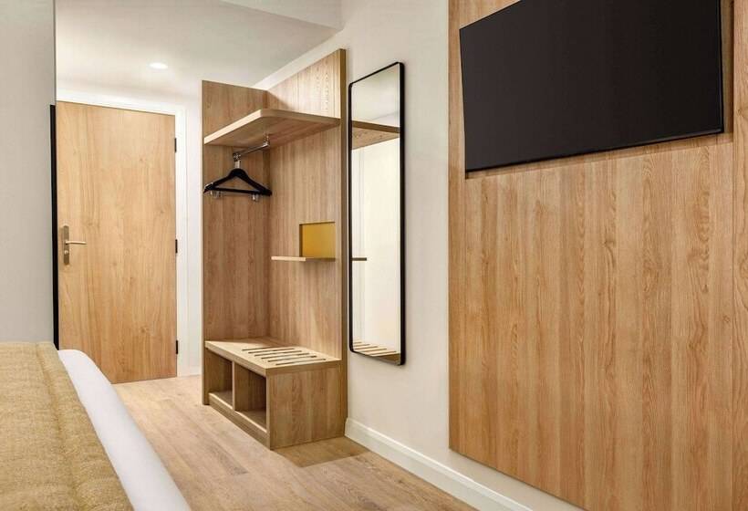 Семейный Номер, Super 8 By Wyndham Chester East