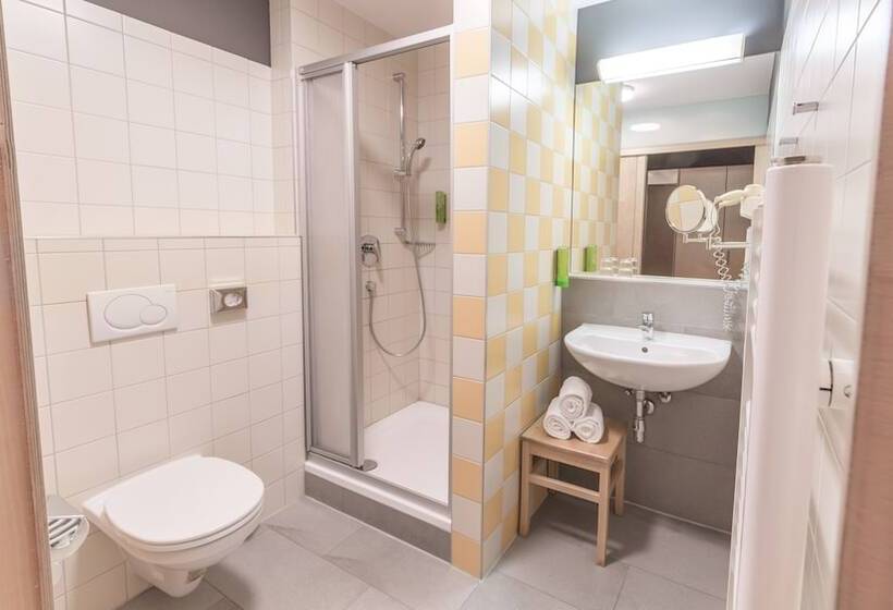 חדר סטנדרט לארבעה, Jufa Hotel Montafon