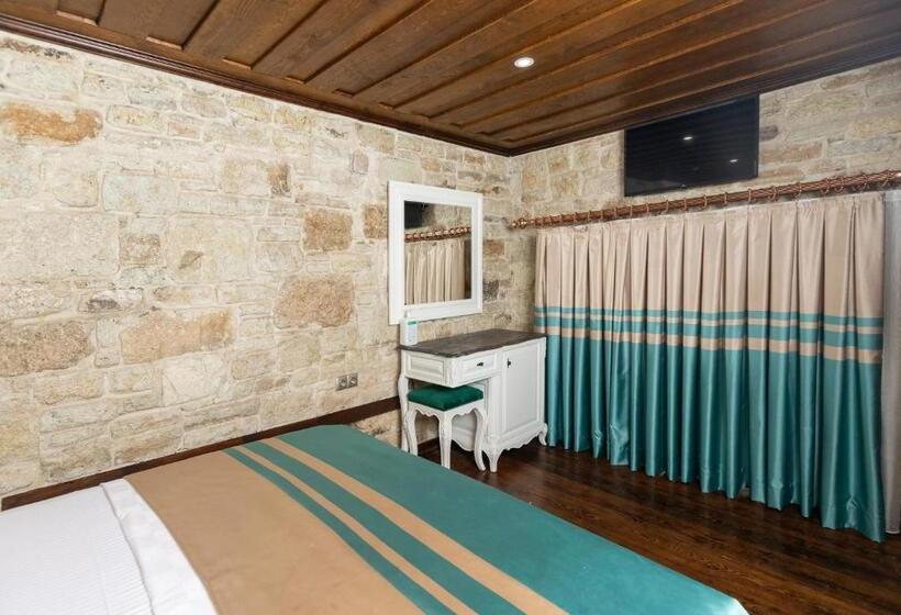 标准间, Marina Foça