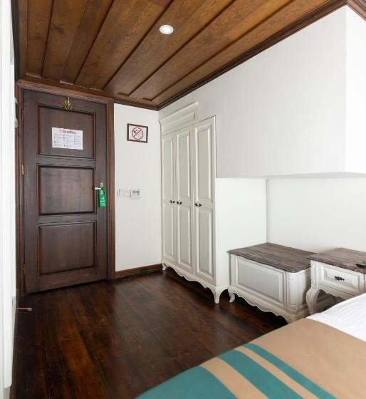 标准间, Marina Foça