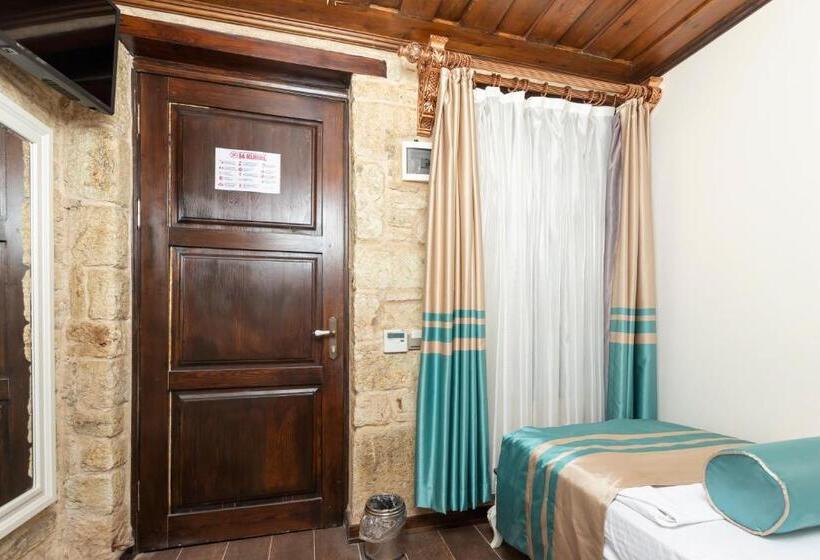 单人基本间, Marina Foça