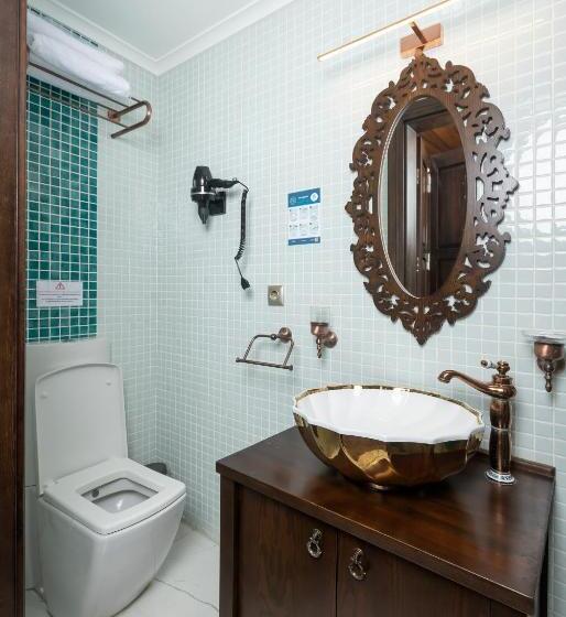 基本间, Marina Foça