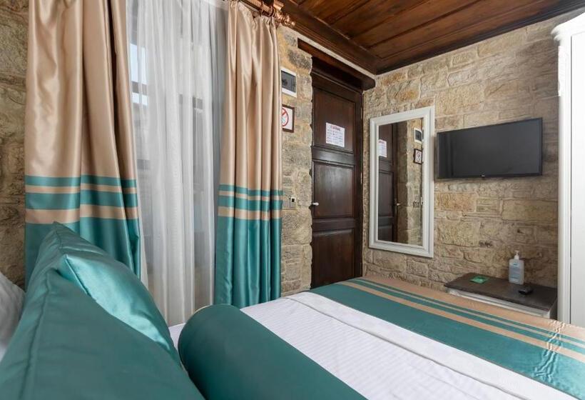 基本间, Marina Foça