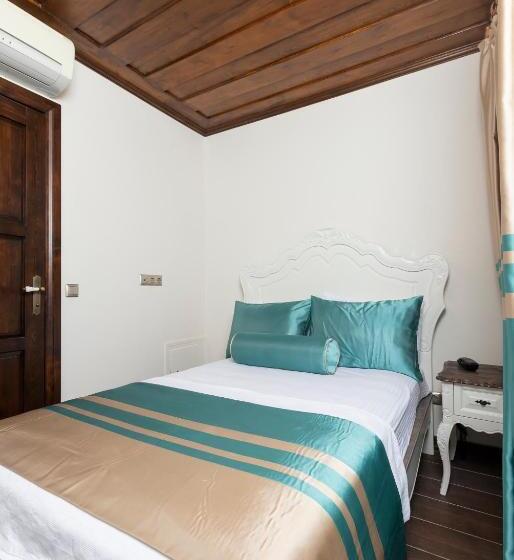 基本间, Marina Foça