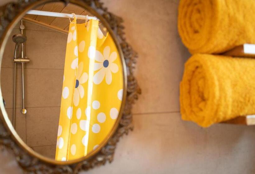 اتاق خانوادگی با چشم‌انداز باغ, Shanti B&b