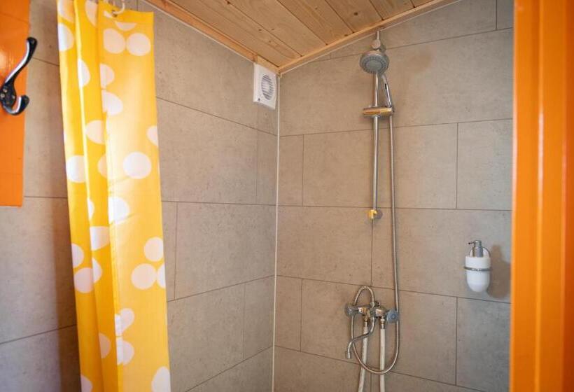 اتاق خانوادگی با چشم‌انداز باغ, Shanti B&b