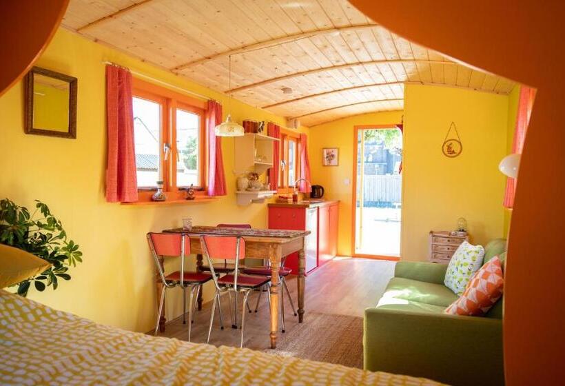 اتاق خانوادگی با چشم‌انداز باغ, Shanti B&b