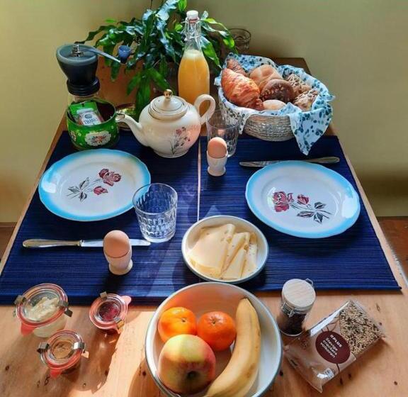 اتاق خانوادگی با چشم‌انداز باغ, Shanti B&b