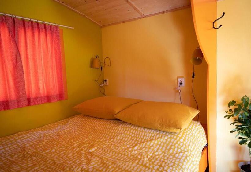 اتاق خانوادگی با چشم‌انداز باغ, Shanti B&b