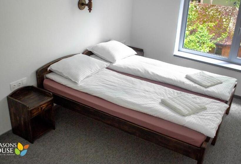 Номер Стандарт Вид на Сад, 4 Seasons   House