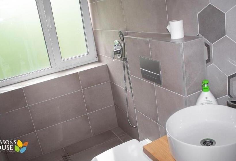 Номер Стандарт Вид на Сад, 4 Seasons   House