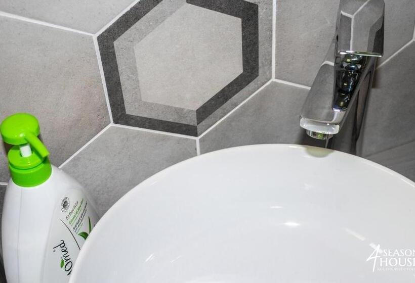 Номер Стандарт Вид на Сад, 4 Seasons   House