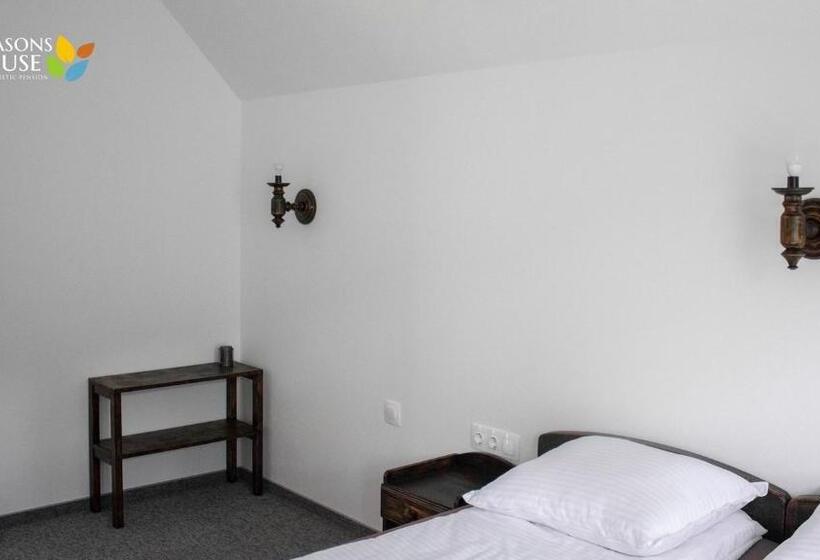 Номер Стандарт Вид на Сад, 4 Seasons   House