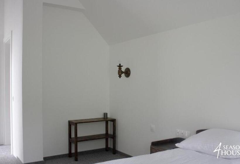 Номер Стандарт Вид на Сад, 4 Seasons   House