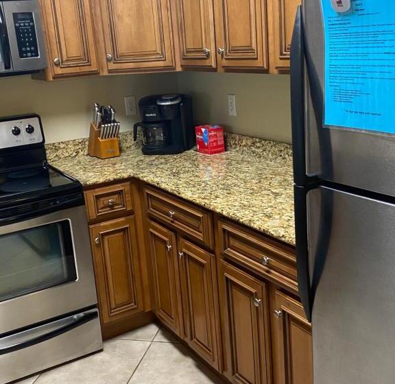 Дом 2 Спальни, Condo W Pool Near Beaches, Dining, Shopping, Etc