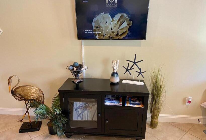 בית, 2 חדרי שינה, Condo W Pool Near Beaches, Dining, Shopping, Etc