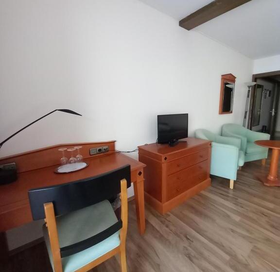 חדר סטנדרט לשלושה, Parkhotel Keck   Castillo Del Bosque